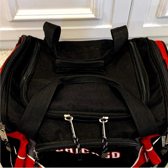 CHICAGO DUFFEL BAG CARRY ON BAG IN BLACK AND RED COLOUR - Picture 6 of 8